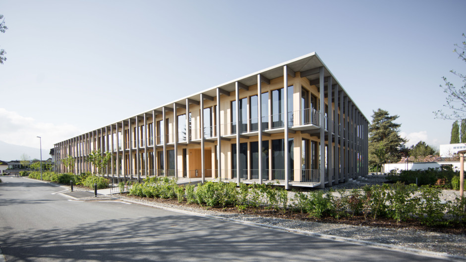 Schule Schlatt Widnau Aussen Sohm HolzBautechnik Ansicht von Straße 2