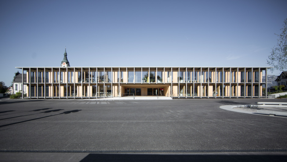 Schule Schlatt Widnau Aussen Sohm HolzBautechnik Frontalansicht